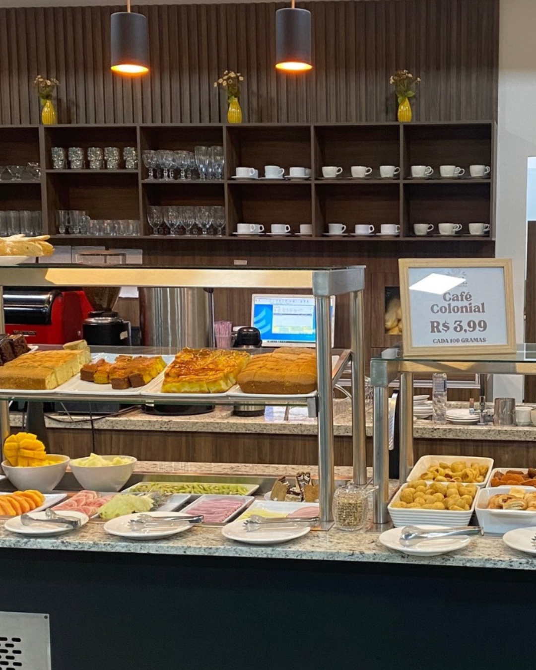 Vitrine com pães e produtos artesanais da Panificadora Real